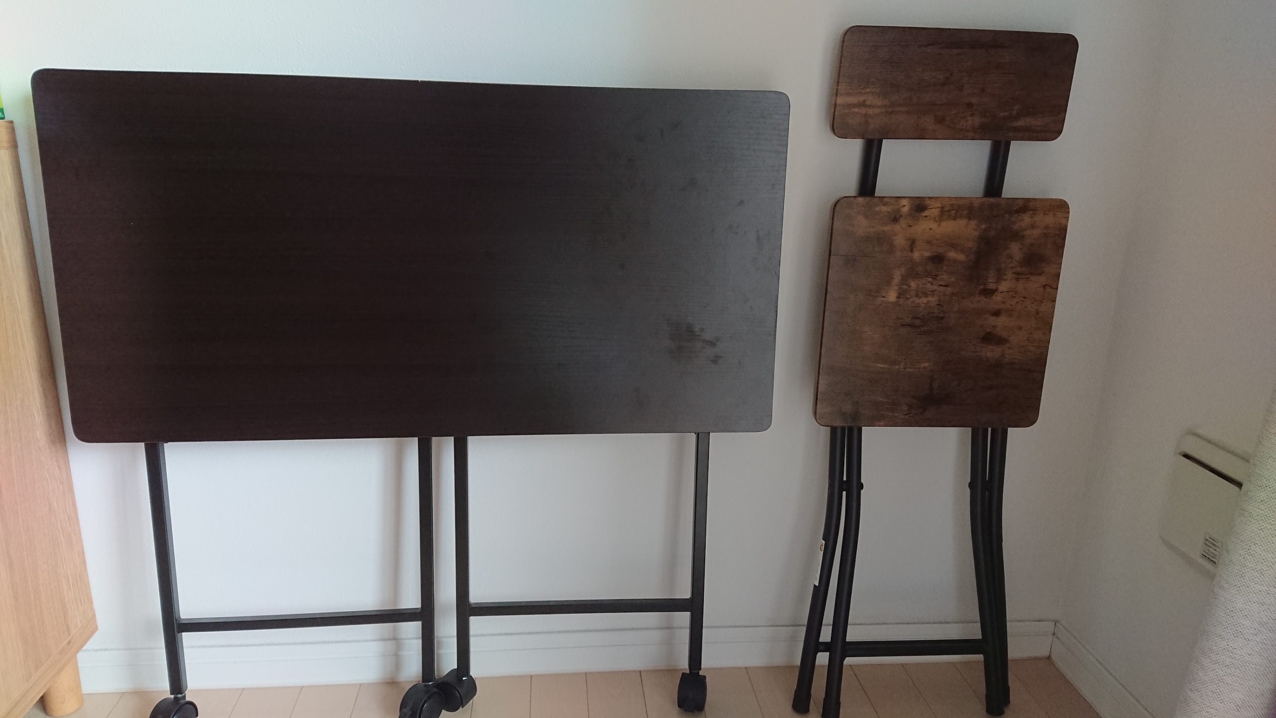 ニトリの折り畳みの机と椅子